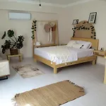 Aparthotel Santa Suites- Near Saint Nicholas Church