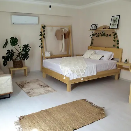 Апарт-отель Santa Suites- Near Saint Nicholas Church